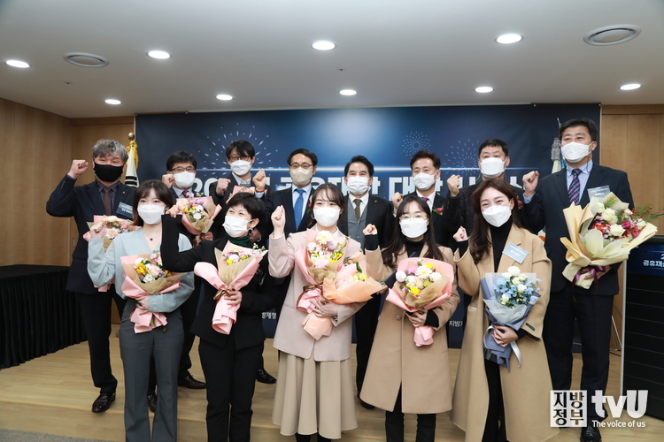 제1회 공유재산 대상 시상식에서 내빈과 수상자들 