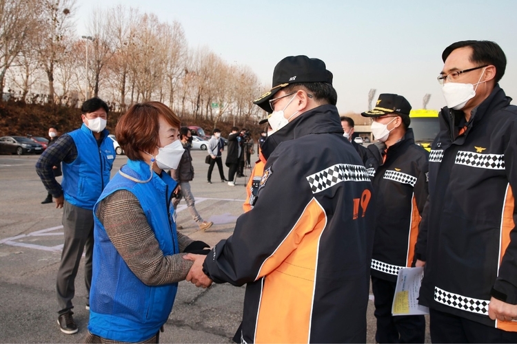 소방청 코로나19확산에 따른 전국 소방력(구급차) 동원령 발령에 응원방문한 정은애 공노총 소방노조 위원장(왼쪽 두번째)