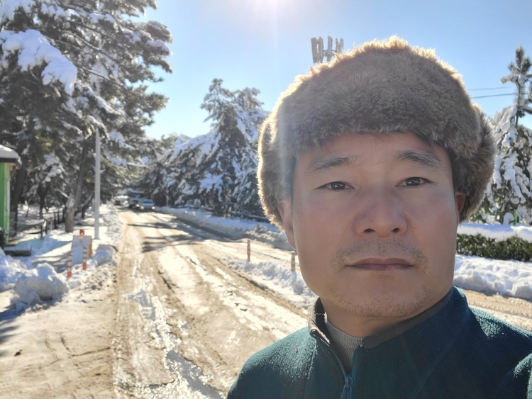 강원도 폭설로 인해 제설작업 중인 최규선 주무관