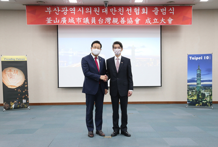 김진홍 부산광역시의회 국민의힘 원내대표(왼쪽), 린천푸 주한국타이페이대표부 부산사무처장(오른쪽) 사진_부산광역시의회 제공