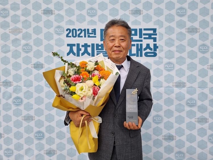 2021년 대한민국 자치발전 공무원부문 대상 수상(사진_ 통영시 홈페이지) 