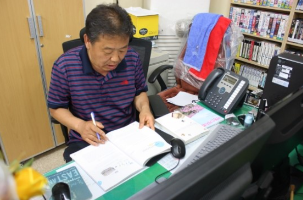 도서관장시절 류성한 회장의 집무실(다양한 서류를 검토하며 톡톡튀는 아이디어를 항상 메모하는 모습) 