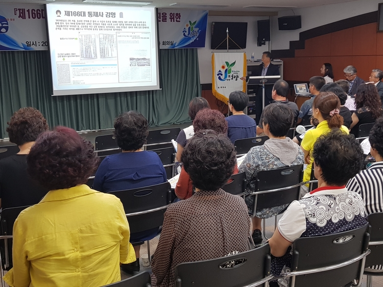 김영 통제사 각암비 복원사업 추진을 위한 주민의견 공청회에서 발표 중인 류성한 회장 (사진_ 통영시 홈페이지)