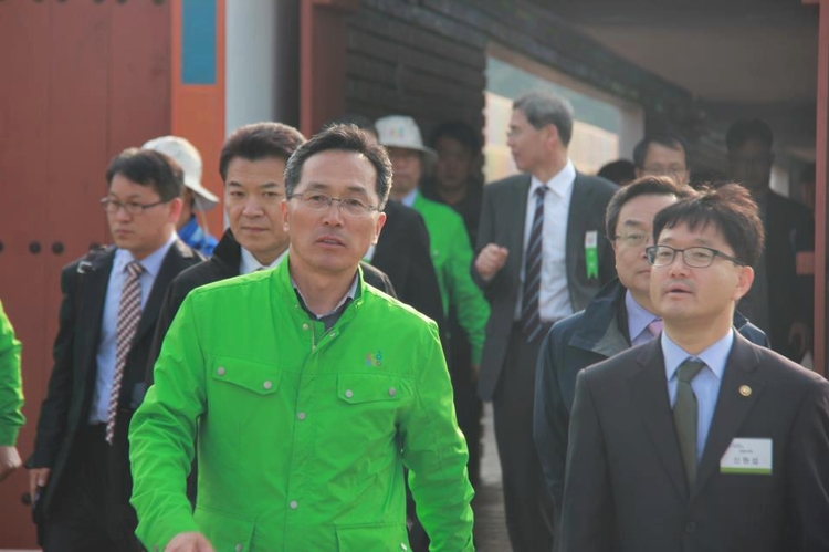 제1회 순천만정원박람회장에서 당시 심원섭 산림청장을 안내하고 있는 최덕림 달인 