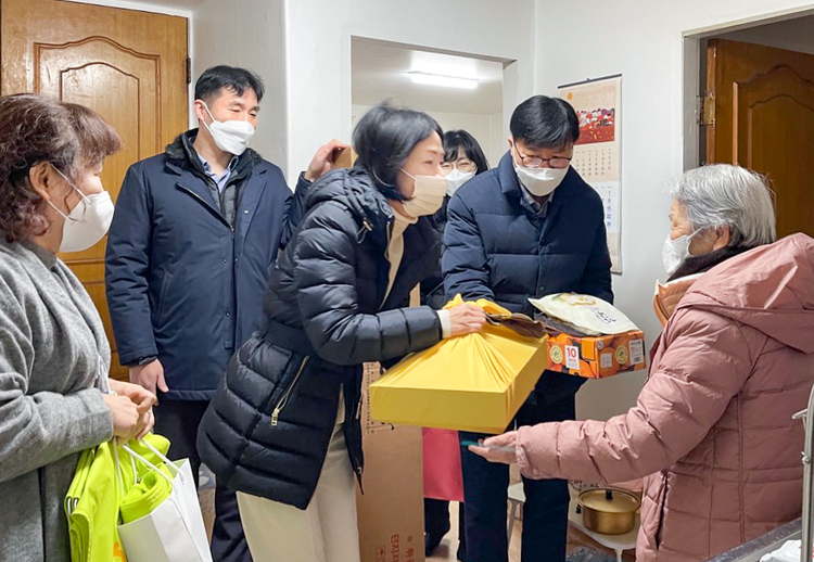 홀몸어르신을 찾아 담소를 나누고 선물을 나눈 NH농협은행 이현애 개인금융부문장과 고객행복센터 직원들_농협은행 제공
