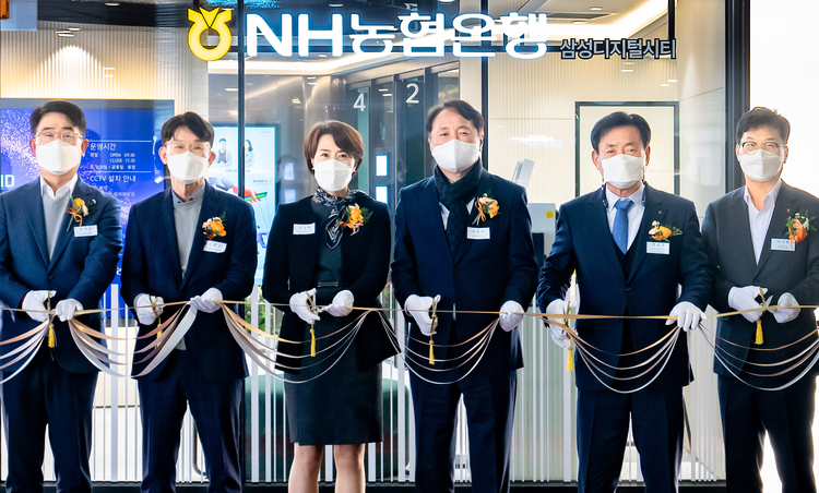 수원시 영통 소재 삼성디지털시티에서 열린 NH농협은행 '삼성디지털시티지점' 개점식에 참석한 권준학 은행장(오른쪽 세 번째)과 강봉구 삼성전자 부사장(왼쪽 두 번째) 등 내외빈이 테이프 커팅을 하고 있다. NH농협은행 제공 