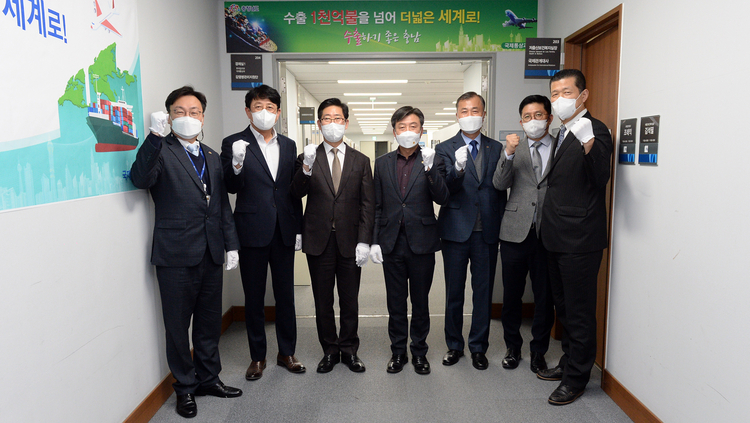 홍만표 과장(맨 오른쪽)_사진출처: 충청남도 홈페이지