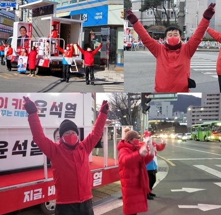 두 손을 번쩍 들며 선거운동을 하고 있는 이승우 출마예정자(사진출처_이승우 제공)