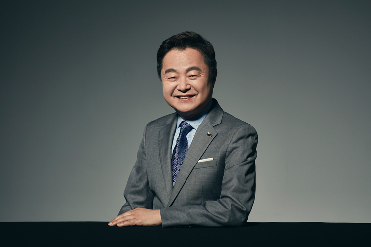  이연복<br>
현) 더나은내일협동조합 이사장<br>
현) 백석대학교 초빙교수<br>
현) 한국공학대학교 초빙교수<br>
전) 한국산업인력공단 국제인력본부장<br>
저서) 잡택트(JOBTACT)<br>
부재 ‘온택트 시대에 직업인의 윤리와 책임’(2020. 8)