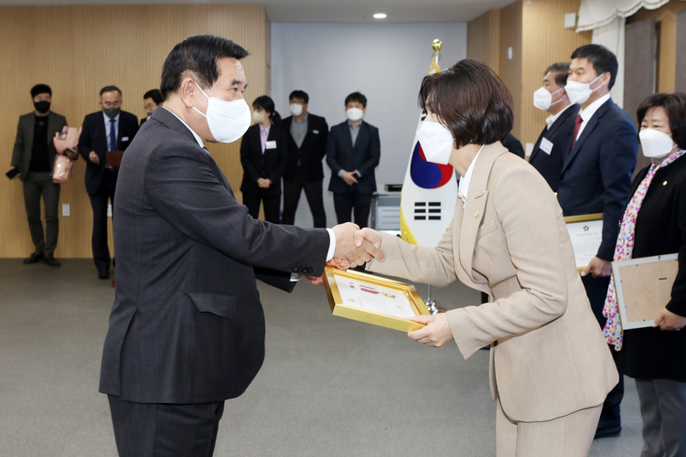 의정봉사상을 수여하는 조영훈 협의회장_서울시 중구의회 제공