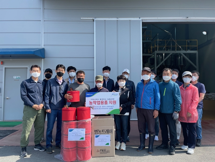 이수경 부행장(첫 번째 줄 오른쪽 네 번째)과 직원들이 강원도 춘천시 소재 멜론 농가를 찾아 농작업용 방석을 전달하고 일손을 보탰다. _농협은행 제공
