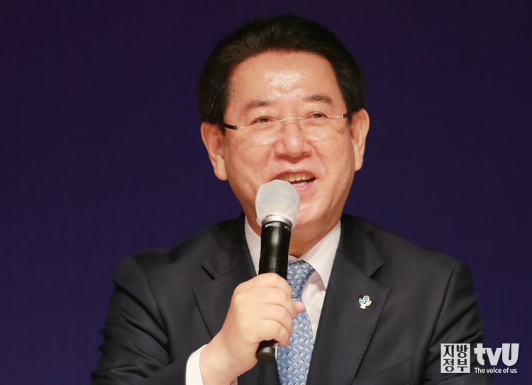 김영록 전라남도지사가 지방 소멸 문제의 심각성에 대해 이야기하고 있다. 