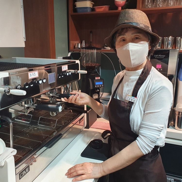 카페 수려한에서 일하는 어르신_합천군 제공 
