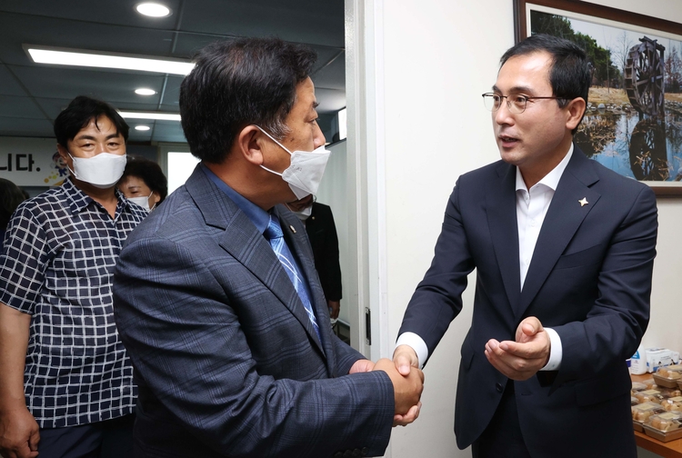 16개 관내 동을 찾아다니며 시민과 소통 행보를 이어가는 박희조 대전 동구청장(오른쪽)_ 동구청 제공