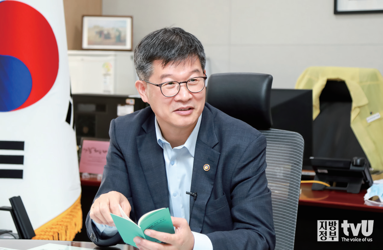 평소 사용하는 수첩을 꺼내며 정리의 효율성, 중요성을 설명하고 있는 이기일 보건복지부 제2차관 ⓒ 김자현 기자 