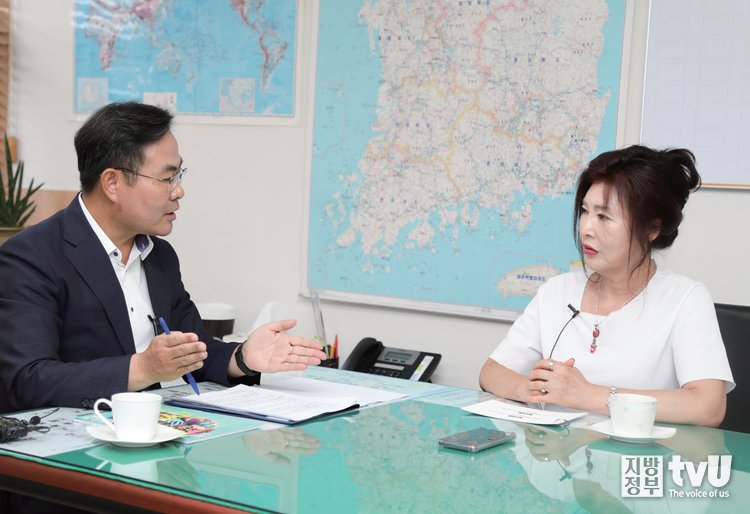 김학홍 자치분권위원회 기획단장(왼쪽)과 이영애 발행인(오른쪽) ⓒ 김자현 기자 