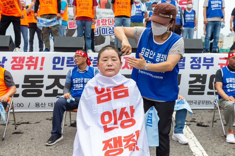 삭발하는 석현정 위원장 