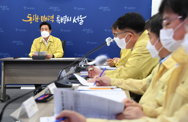 오세훈 서울시장이 집중호우 피해복구 위해 25개 자치구 구청장들과 회의하고 있다. _서울시 제공 