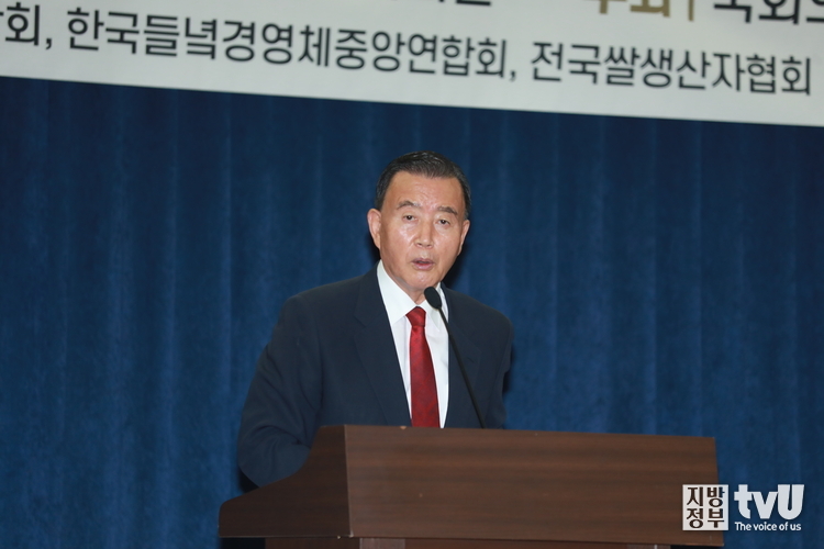 대한민국 식량주권 쌀값 대책마련 정책토론회에서 인사말하는 홍문표 국회의원 ⓒ 김자현 기자 