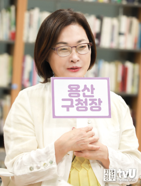 밸런스 게임에 답하는 박희영 용산구청장 ⓒ 김자현 기자 