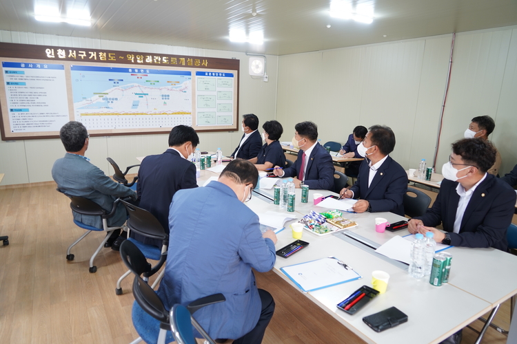 인천광역시의회 건설교통위원회가 서구 거첨도~김포 약암리 간 도로개설공사 현장을 방문해 설명을 듣고 있다. _ 인천시의회 제공 