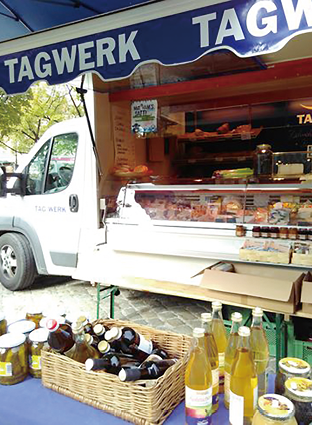 개인이 가져온 용기나 상자에 판매한 물건을 넣어주는 파머스 마켓 <br>
© www.organictraveller.de