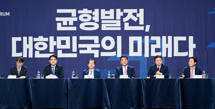 (좌측부터) 마강래 중앙대학교 교수, 이성권 부산 경제부시장, 홍준표 대구광역시장, 김두겸 울산광역시장, 이철우 경북도지사, 박완수 경남도지사_ 경상북도 제공 