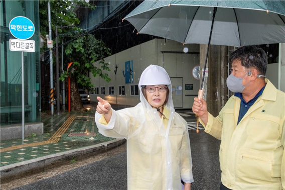 5일 낮 박희영 용산구청장이 이촌 지하차도 배수로 퇴적물 제거 상태를 확인했다(사진_용산구 제공)