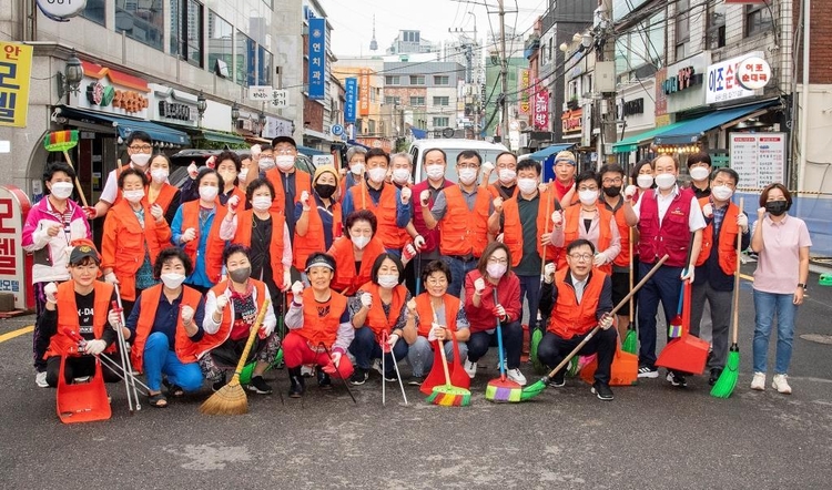8월 31일 용문시장 클린데이에 참여한 주민들과 박희영 용산구청장(첫줄 오른쪽 두 번째)이 기념 촬영을 했다(사진 용산구 제공)