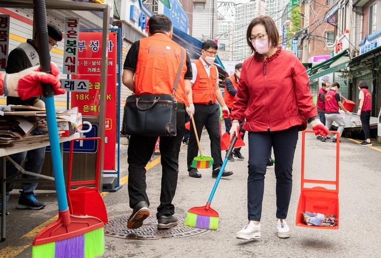 8월 31일 박희영 용산구청장이 용문시장 대청소에 나섰다(사진_용산구 제공)