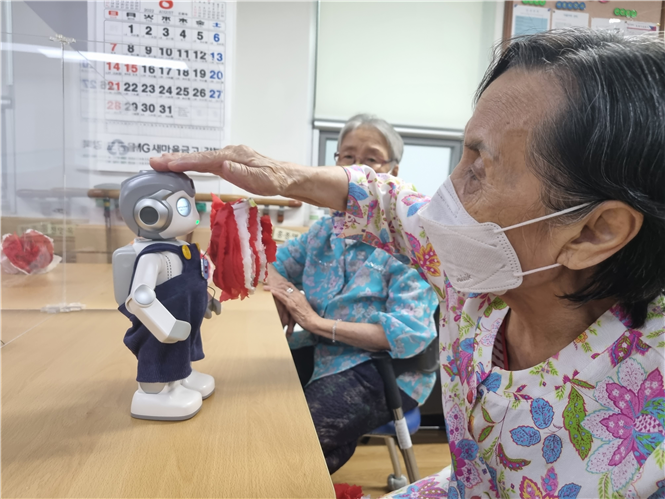 서울 강북구 미아실버데이케어센터에서 로봇 활용 정서 돌봄 서비스 경험 중인 어르신_서울시 제공 