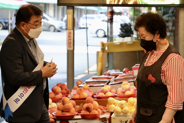 신도꼼지락시장 장보기 행사(사진출처_소상공인시장진흥공단 홈페이지)