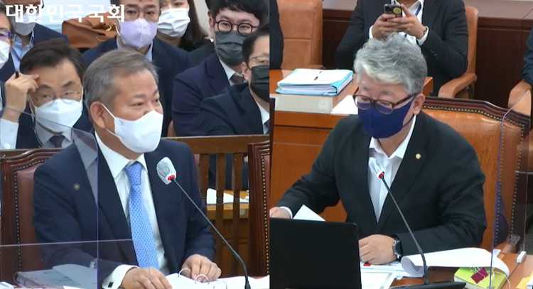 이상민 행안부 장관에게 질의하고 있는 조응천 국회 행정안전위원회 위원 