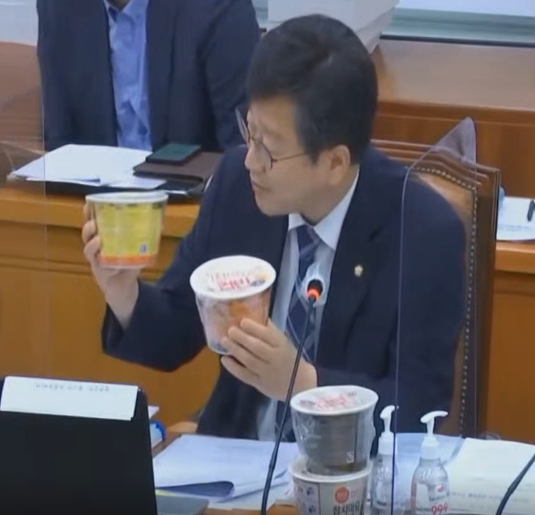 컵밥을 들고 설명하고 있는 안호영 의원(사진_국회방송 화면캡처) 