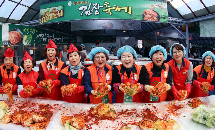 평창고랭지김장축제에 참가한 자원봉사자들_ 축제위원회 