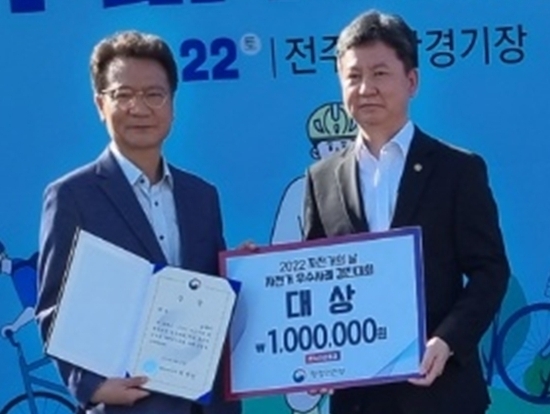 한창섭 행정안전부 차관에게 대상을 수상받은 김해시 