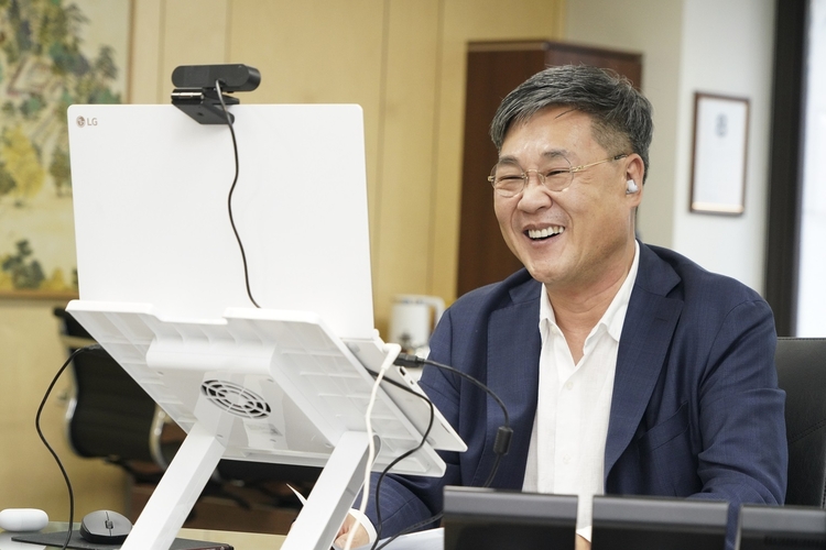 '줌'영상을 통해 독거노인을 만나 이야기를 나누는 정문헌 종로구청장(사진 종로구 제공)