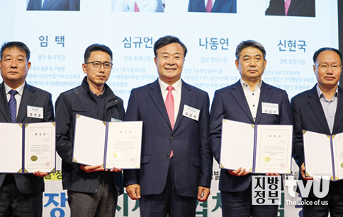 (왼쪽부터) 공동대표로 위촉된 임택 광주동구청장(대리), 심규언 강원 동해시장(대리), 김성제 의왕시장, 나동연 경남 양산시장(대리), 신현국 경북 문경시장(대리) ⓒ 김자현 기자 