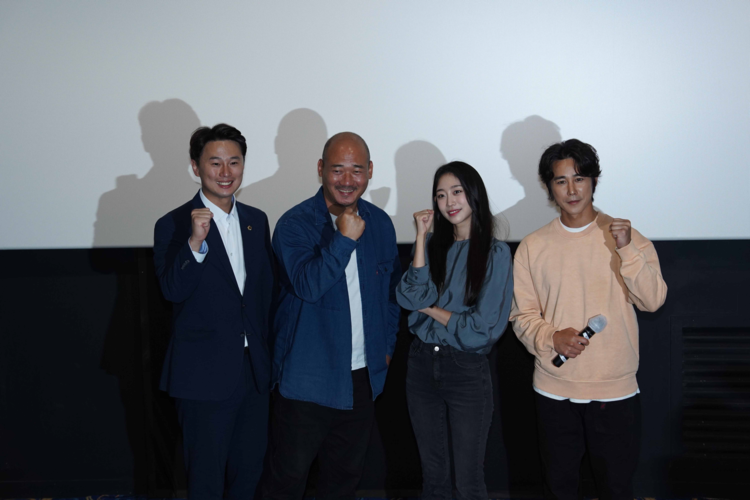 ‘지금, 의회는 36.5’ 도민초청시사회 좌측부터 황대호 의원, 배우 김준배, 서지수, 정태우(사진_경기도의회 제공)