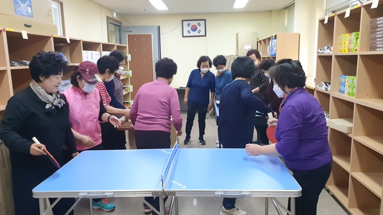 어르신들이 미니 당구대를 활용해 운동을 하고 있다. _ 광주 남구 제공 