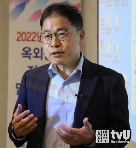 인터뷰 중인 이준식 행정안전부 생활공간정책과장