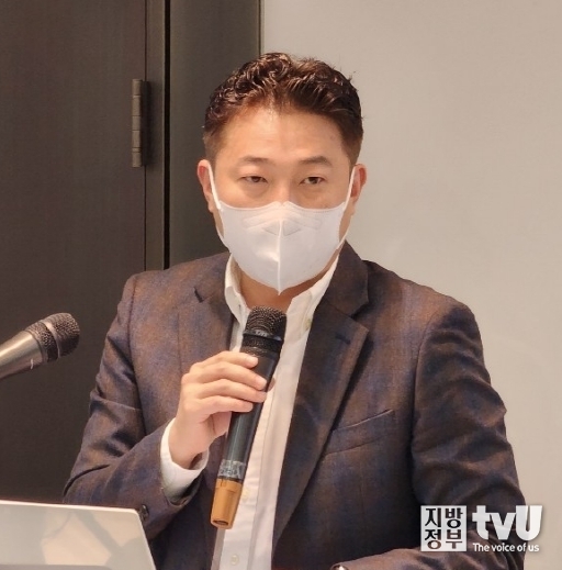 사회를 보고 있는 김명섭 사무관 