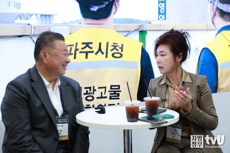 인터뷰 중인 이영애 발행인(오른쪽)과 김경일 파주시장(오른쪽)