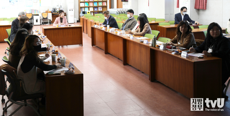 2022년 국가인적자원개발 컨소시엄 전문가회의에서 전문가들이 의견을 나누고 있다. 