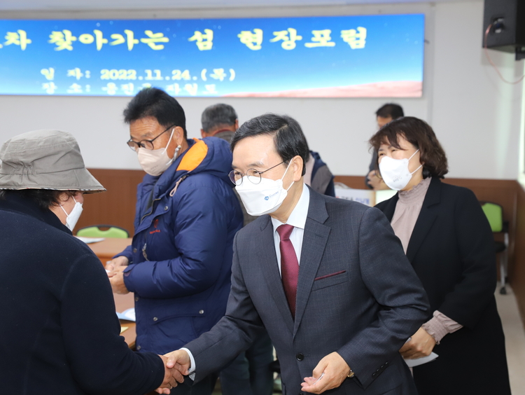 악수하는 오동호 원장(사진출처_ 한국섬진흥원 제공)