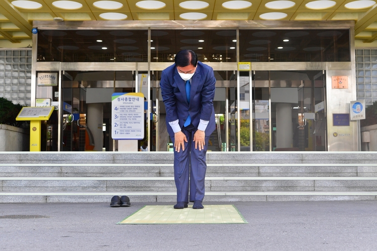 취임식날 장성군민에게 큰 절을 올리는 김한종 군수(사진출처_ 장성군 제공) 