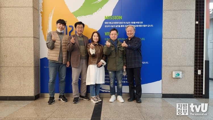 4. 사업 관계자들 기념사진 좌로부터 태화복지관 윤여성 사회복지사, 구세완 강사, 조혜란 강사, 이세정 기자, 이광민 주임 (태화복지관)
