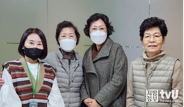 강사와 수강자 기념사진 좌로부터 강사 조혜란, 수강자 이재경·추은자·홍숙아