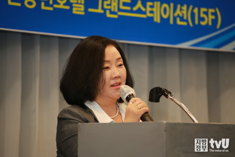 제5대 한국서비스산업총연합회 회장으로 취임한 이유원 대한민국 정치지도자상 조직위원이 인사말 하고 있다. 