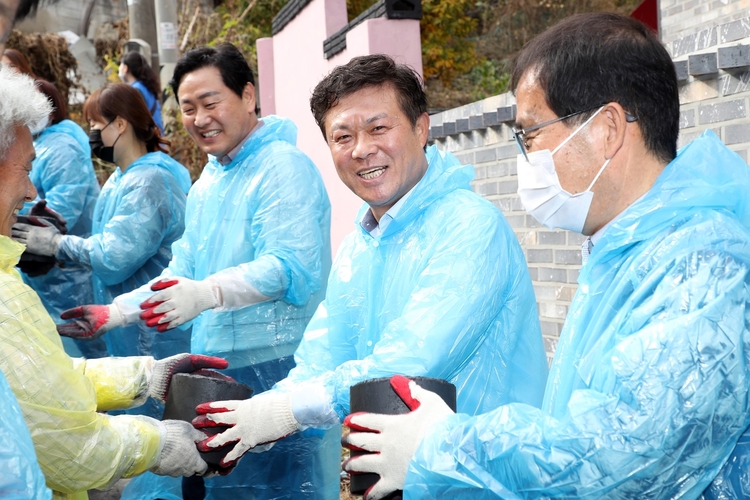 사랑의 연탄을 나르는 이학수 시장_ 정읍시 제공 